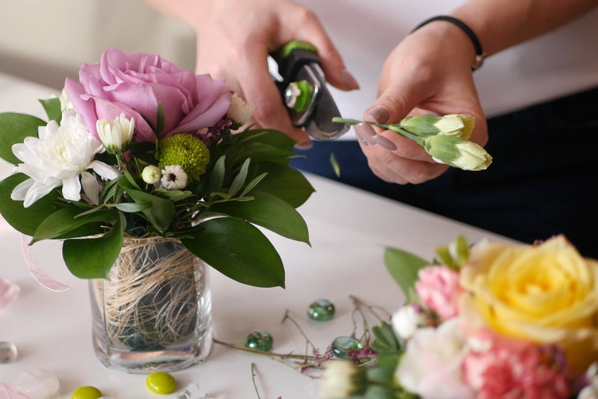 Flower Arranging A Great Hobby For Your Aging Mom Discovery Village